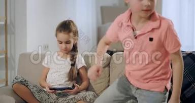 大哥哥和小妹妹放学后有一段时间在一起，他们坐在沙发上，拿着智能手机玩